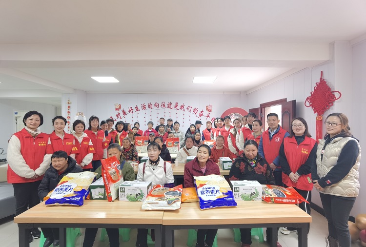 3.2南方公司泸州管理處開展“情系雷鋒月 愛在(zài)志願行”志願服務活動 (2).jpg