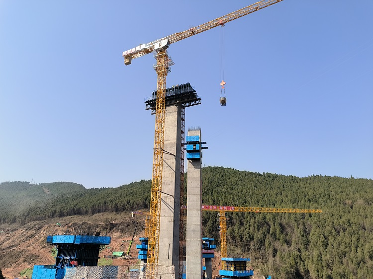 周家河樞紐首個(gè)高墩封頂 (2).jpg