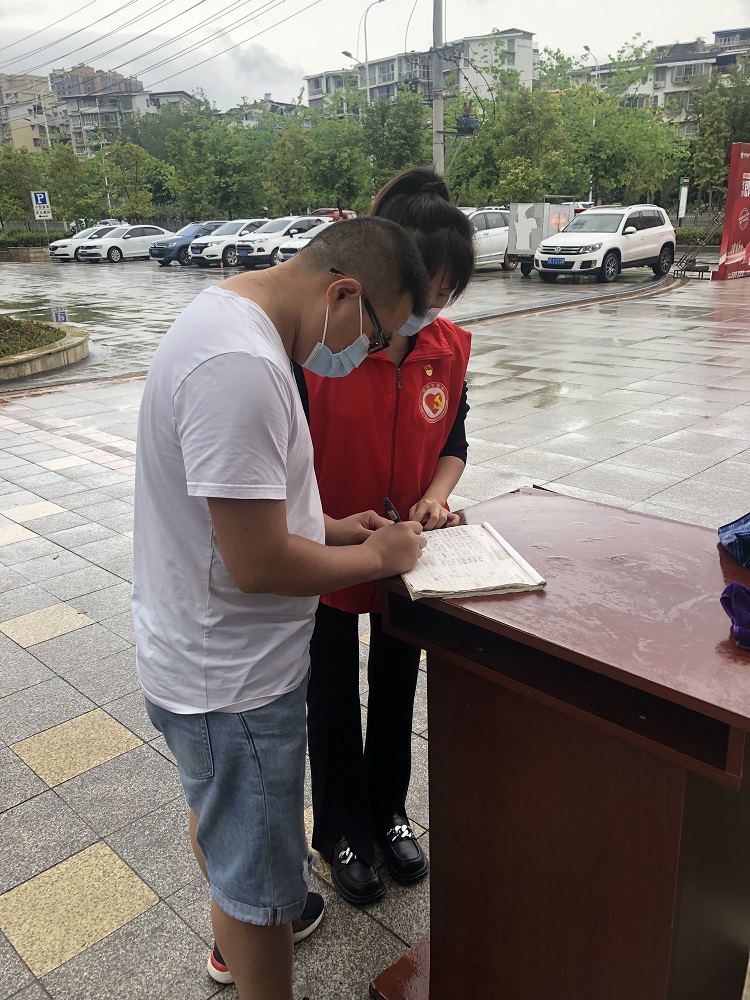 肩扛責任，黨員志願者“沖在(zài)前” (1).jpg