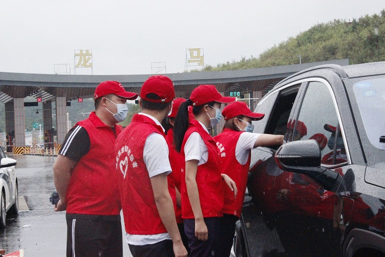 共克時(shí)艱，青年志願者“頂上(shàng)去” (2).jpg