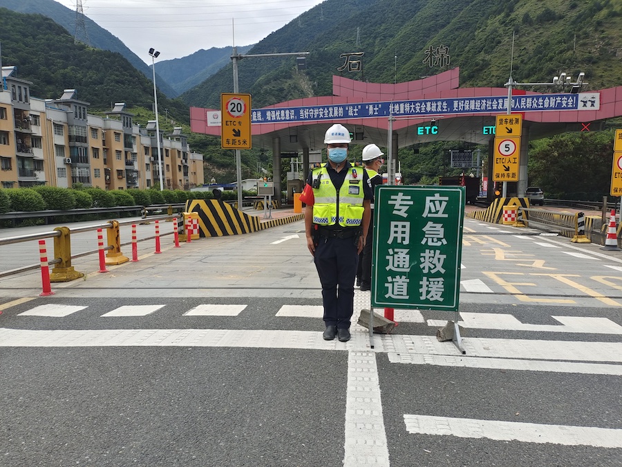 川高公司石棉路安大(dà)隊中隊長李明奇組織青年突擊隊趕赴石棉收費站開展保通保暢工作.jpeg