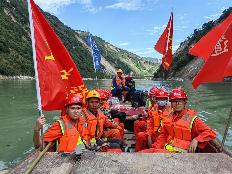 四川路橋黨員突擊隊乘船至S217省道(dào)搶修登陸點.jpg