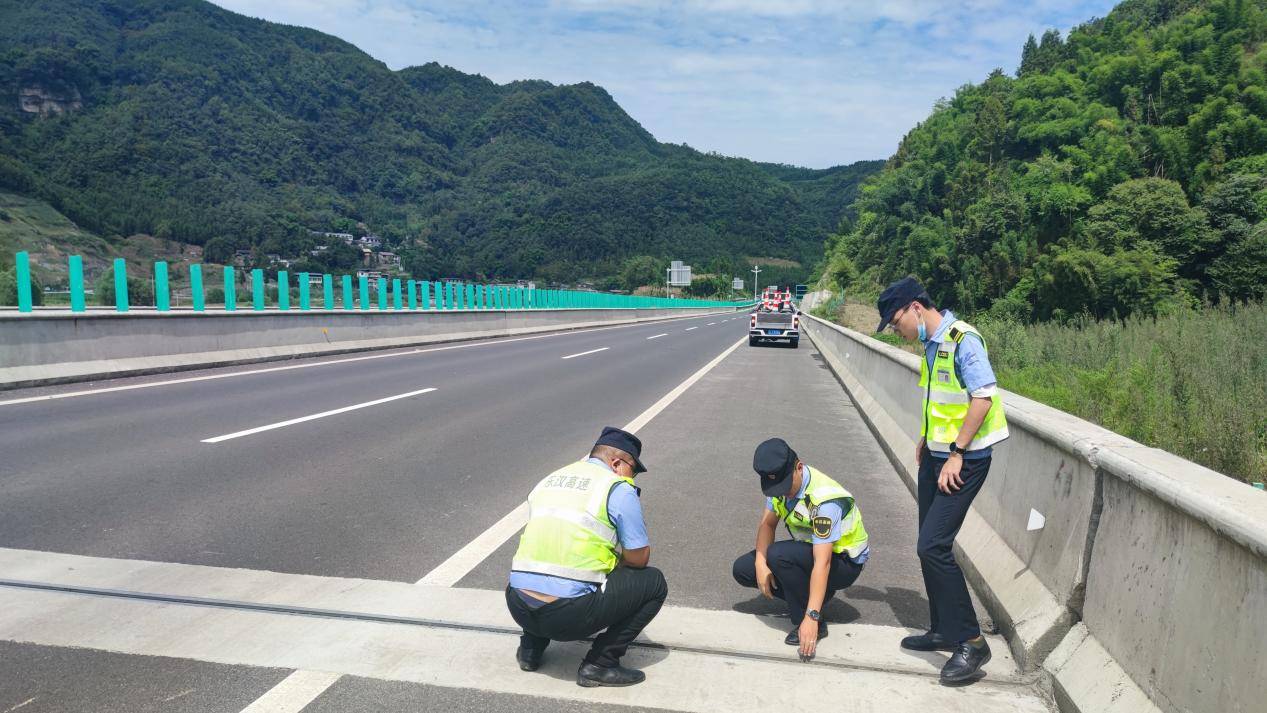 蜀道(dào)高速集團樂漢公司管護人(rén)員正在(zài)檢查橋梁伸縮縫和(hé / huò)路面情況.jpg