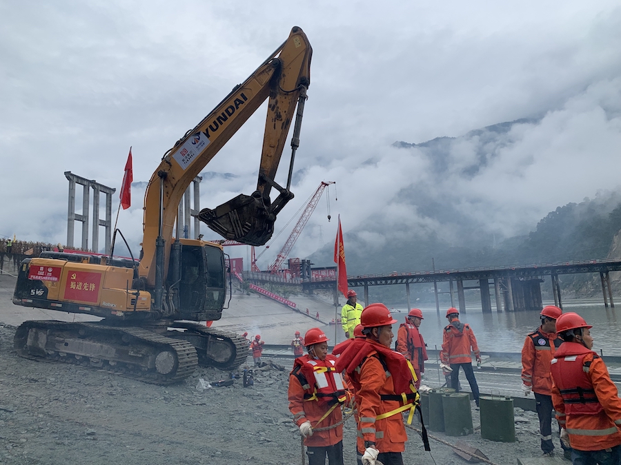 藏高公司采取動力舟橋水路向斷點道(dào)路運送機械設備.jpg