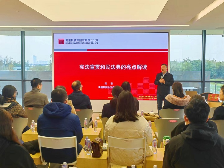 栾黎在(zài)成都東服務區開展法律講座.jpg