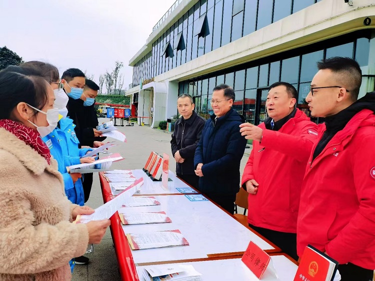 栾黎在(zài)成都東服務區開展法律咨詢1.jpg