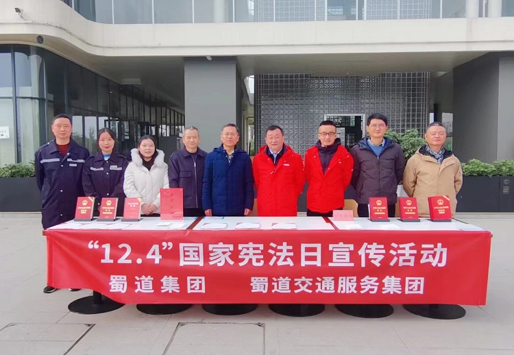 栾黎在(zài)成都東服務區開展法律咨詢3.jpg