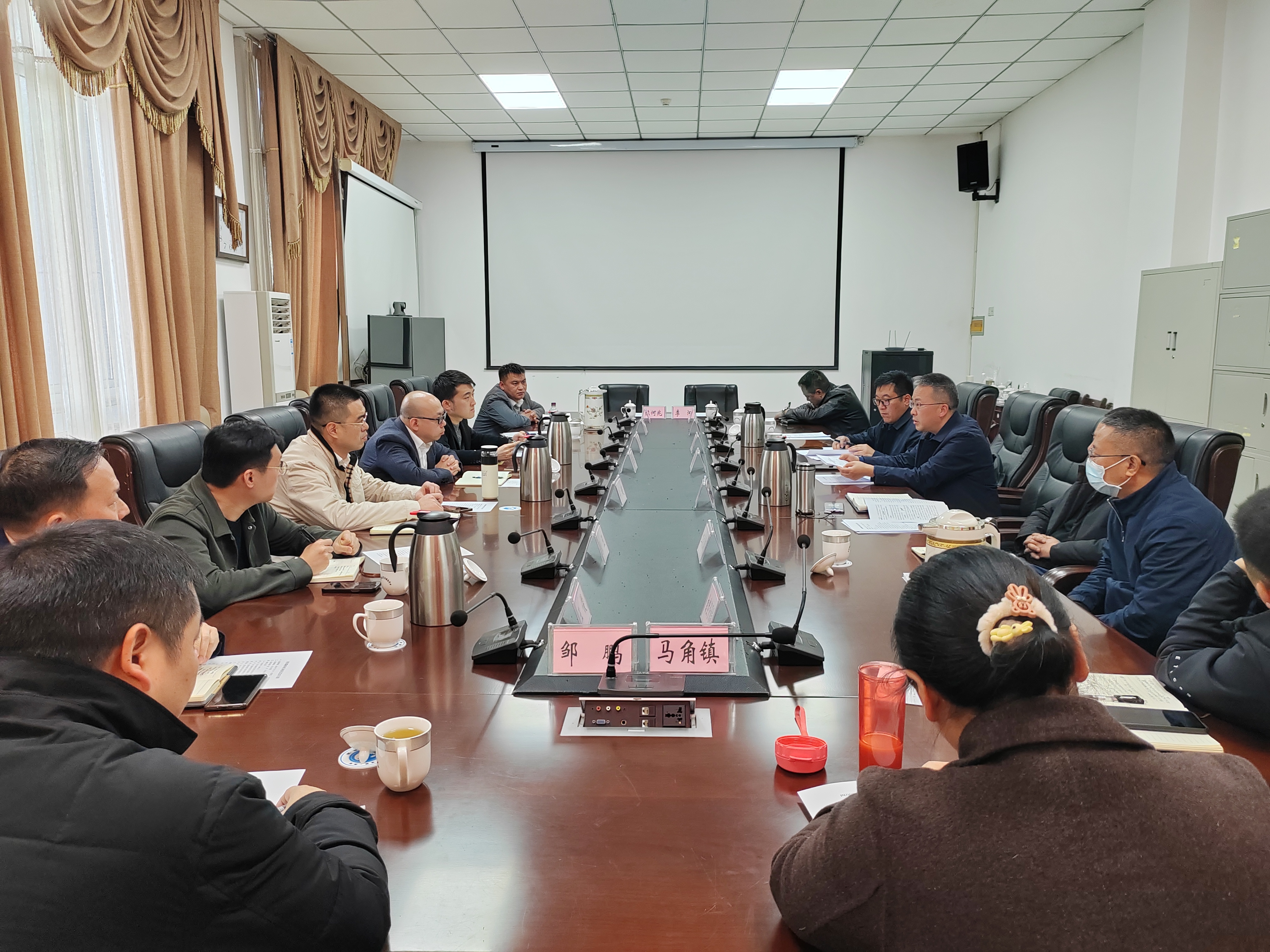 蜀道(dào)鐵路運維公司與江油工投集團舉行工作座談.jpg