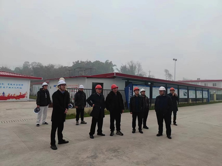 省發展改革委鐵路和(hé / huò)機場建設管理處一(yī / yì ／yí)級調研員任清林到(dào)隆黃鐵路隆叙段調研指導工作.jpg