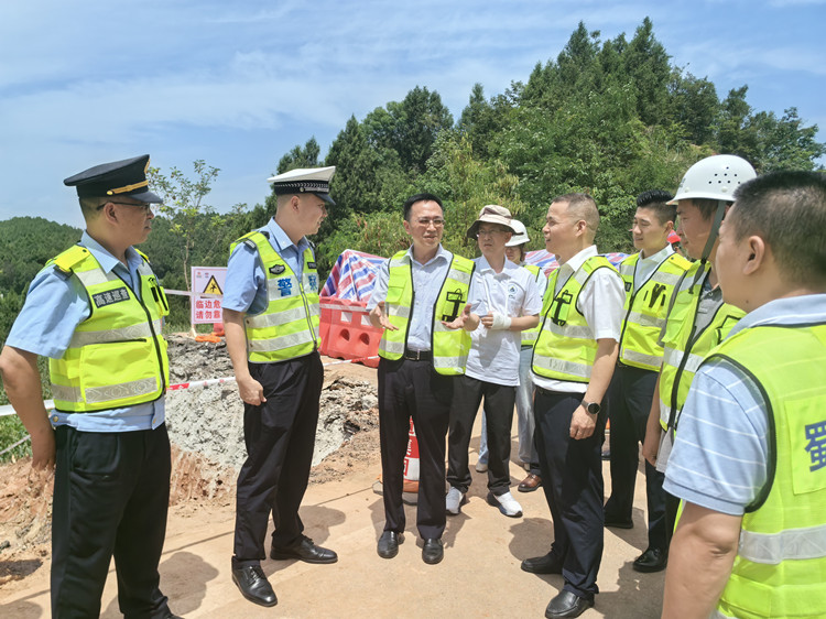 蜀道(dào)集團總工程師黃兵到(dào)南渝綿南公司檢查督導防災減災工作.jpg