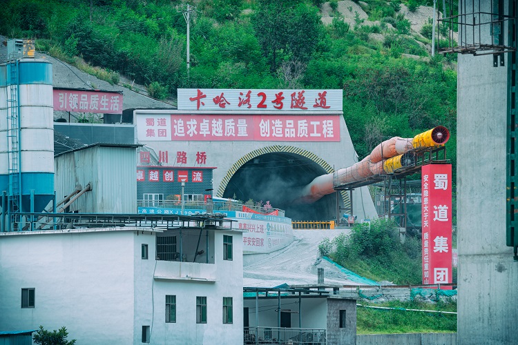 XJ19标-沿江高速宜金段卡哈洛2号隧道(dào)口 - 副本.jpg