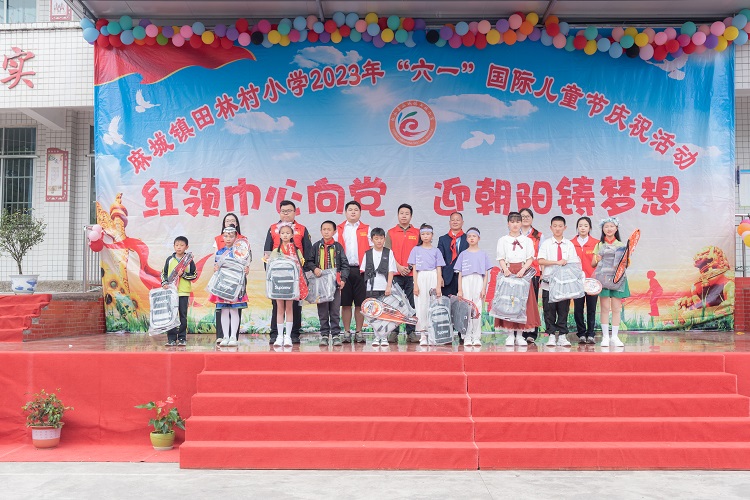 南方公司叙永管理處團支部+慶六一(yī / yì ／yí) “放飛希望 綻放微笑”志願服務活動2.jpg