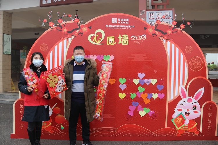 1.6隆納高速“一(yī / yì ／yí)路三方”聯合開展“安全暢通 舒心春運”黨團志願服務活動1.JPG