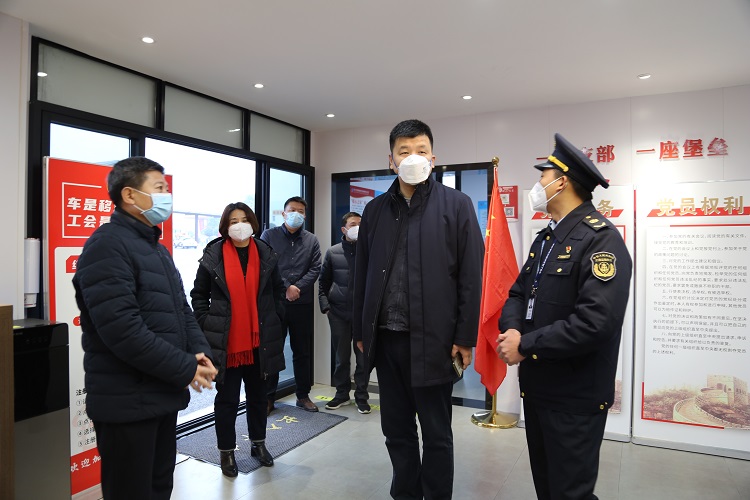 交通運輸部機關黨委直屬機關團委書記辛明倫書記一(yī / yì ／yí)行赴成德南公司“暖心之(zhī)家”調研并開展貨車司機“冬送溫.JPG