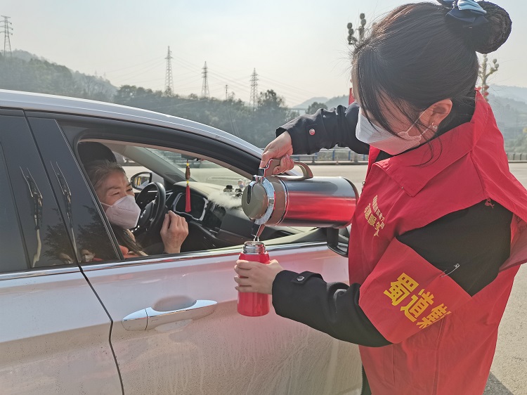 1.7南方公司叙永管理處聯合共青團叙永縣委等單位開展“情滿旅途，暖冬行動，平安春運”志願服務活動2.jpg