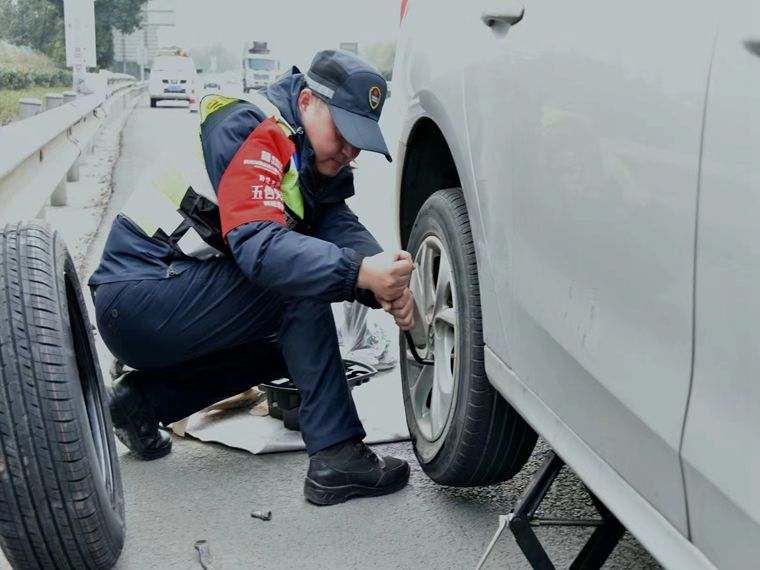 幫助抛錨車輛更換輪胎1_副本.jpg